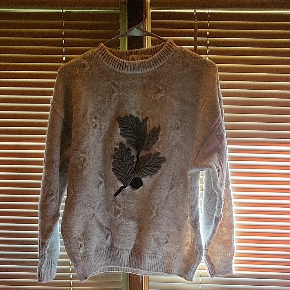 Gray Crew Neck Sweater with Leaf Design